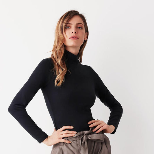 Camisa negra de manga larga con cuello alto