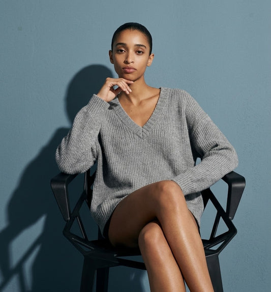 Jersey gris mujer de punto suave con escote pico