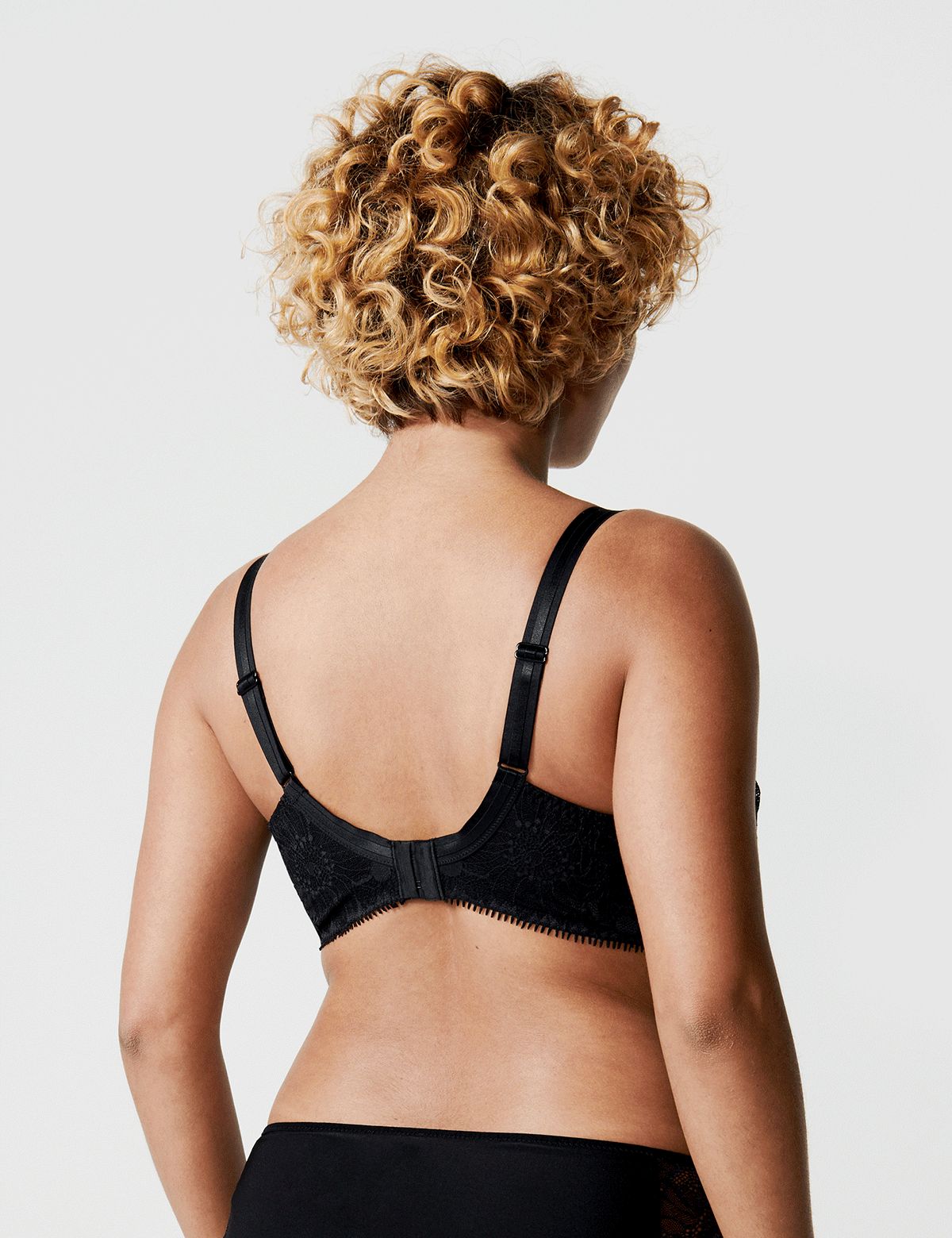 Sujetador negro con aros muy cubriente - flanesyfresones