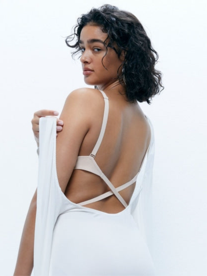 Sujetador invisible sin copas ideal para espaldas al aire. Invisible bajo la ropa,con tirantes multiposición. disponible en Flanes y Fresones.