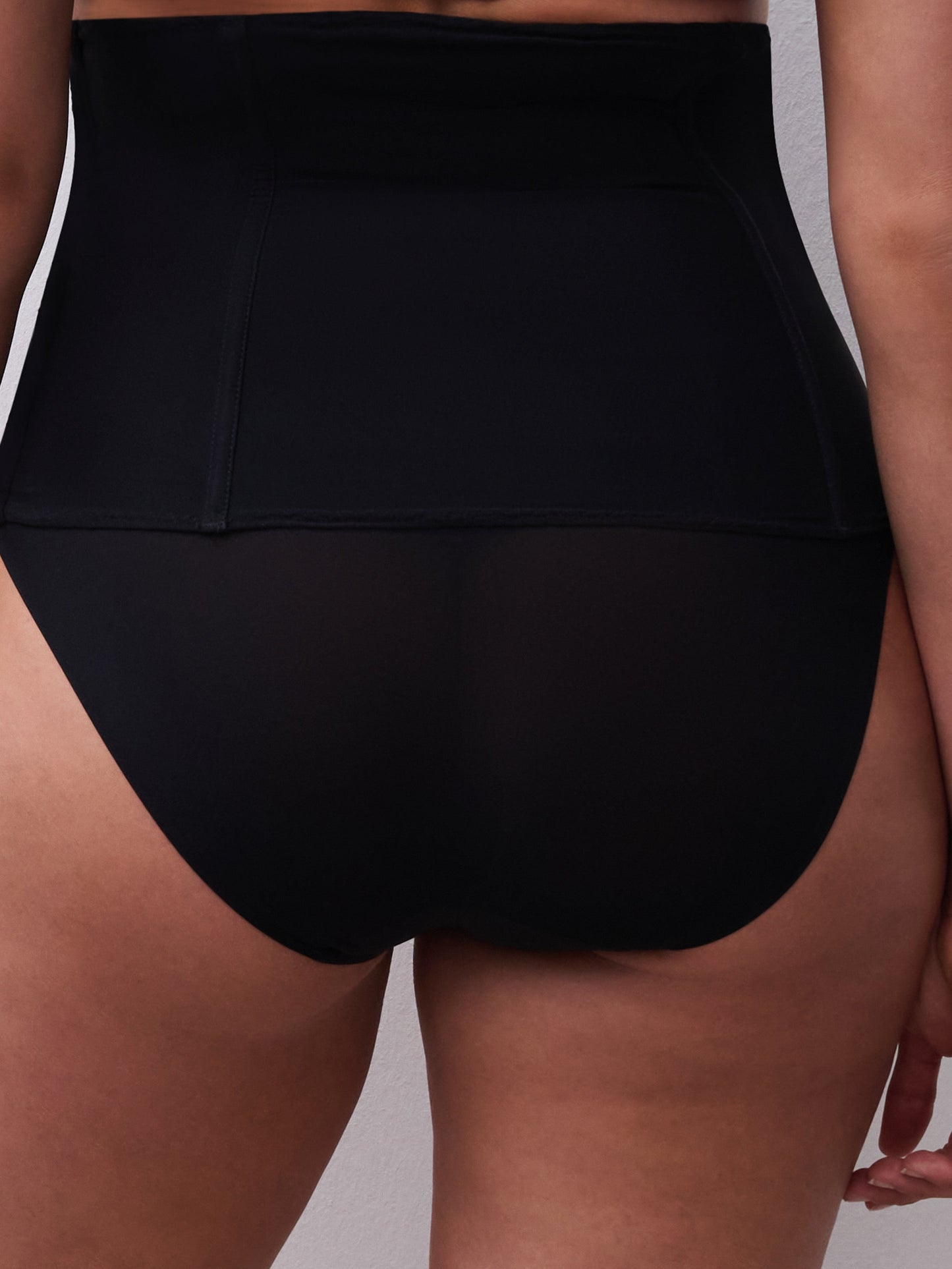 Ceñidor negro efecto vientre plano