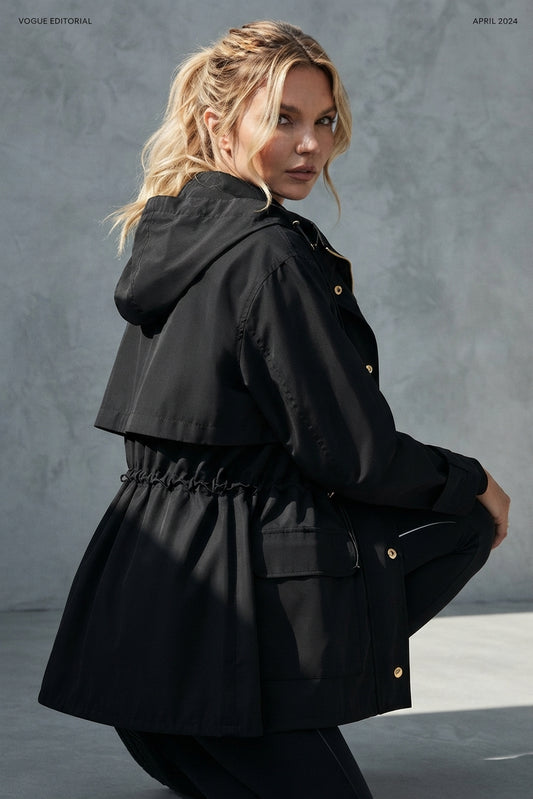 Parka negra ligera deportiva con capucha.