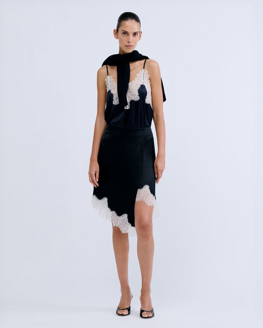 Falda raso negra, Mia