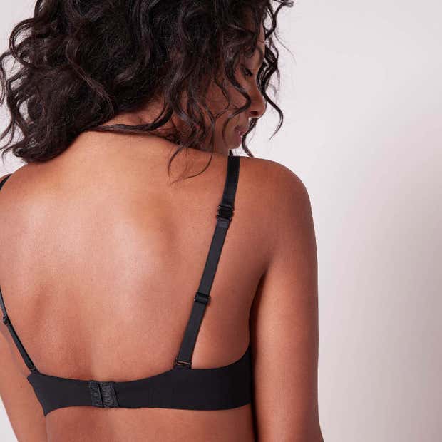 Sujetador negro efecto natural sin relleno de Simone Perele. Flanes y Fresones tienda de corsetería en Sitges