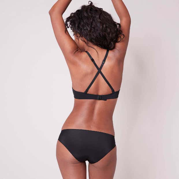 Sujetador negro efecto natural sin relleno de Simone Perele. Flanes y Fresones tienda de corsetería en Sitges