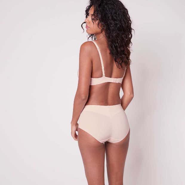 Sujetador efecto natural sin relleno de Simone Perele. Flanes y Fresones tienda de corsetería en Sitges