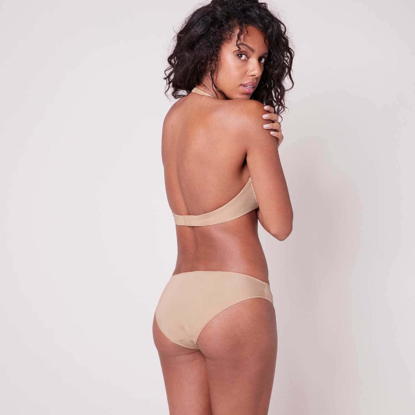 Sujetador nude efecto natural sin relleno de Simone Perele. Flanes y Fresones tienda de corsetería en Sitges