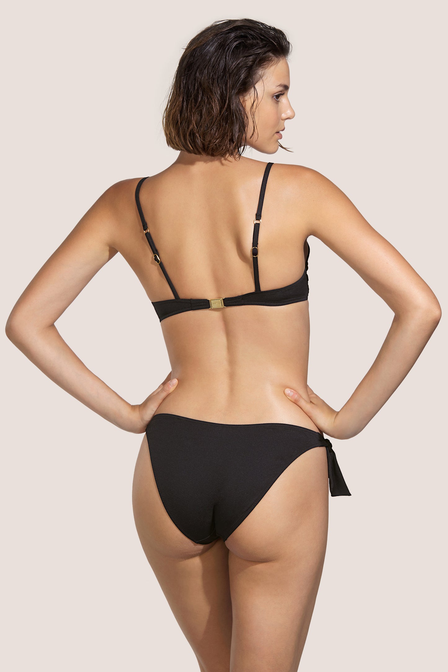 Braga bikini negra Cadera Cordones Rodero