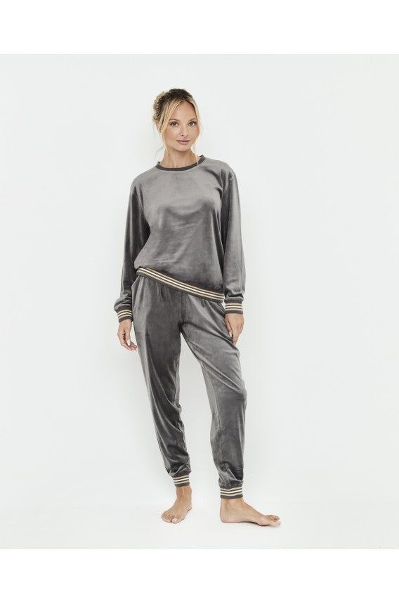 Sudadera  y pantalon gris
