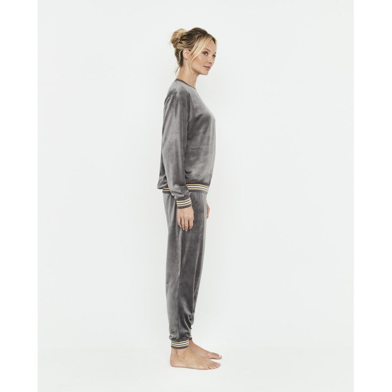 Sudadera  y pantalon gris