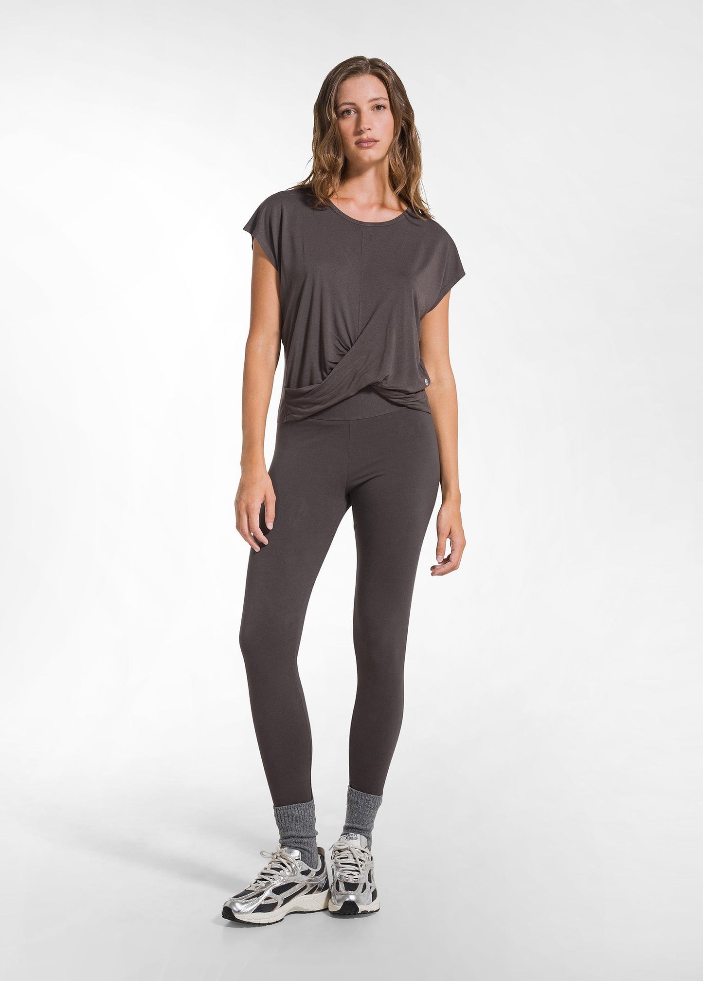 YOGA T-SHIRT WITH FRONT KNOT DETAIL - BROWN