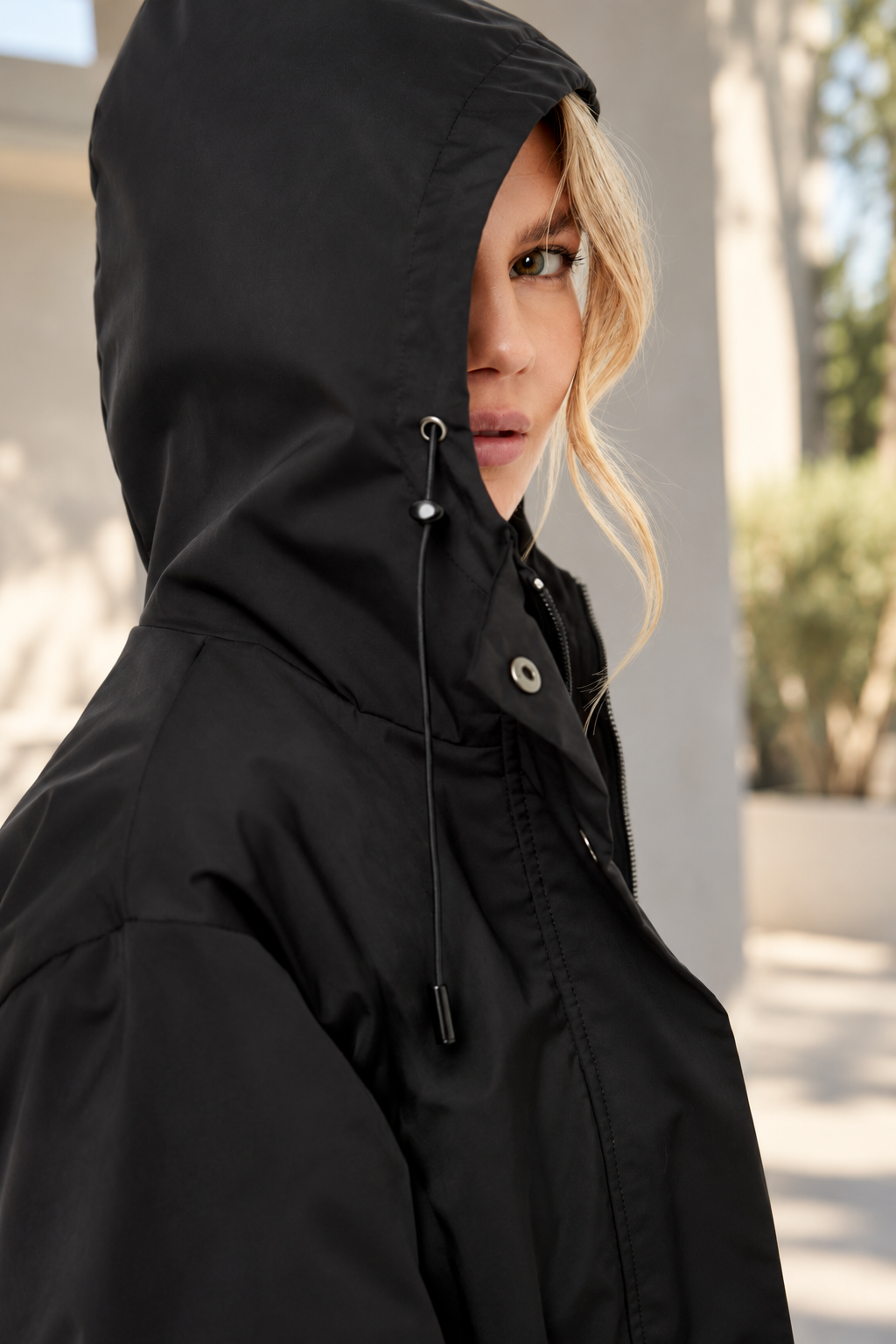 Parka negra ligera deportiva con capucha.