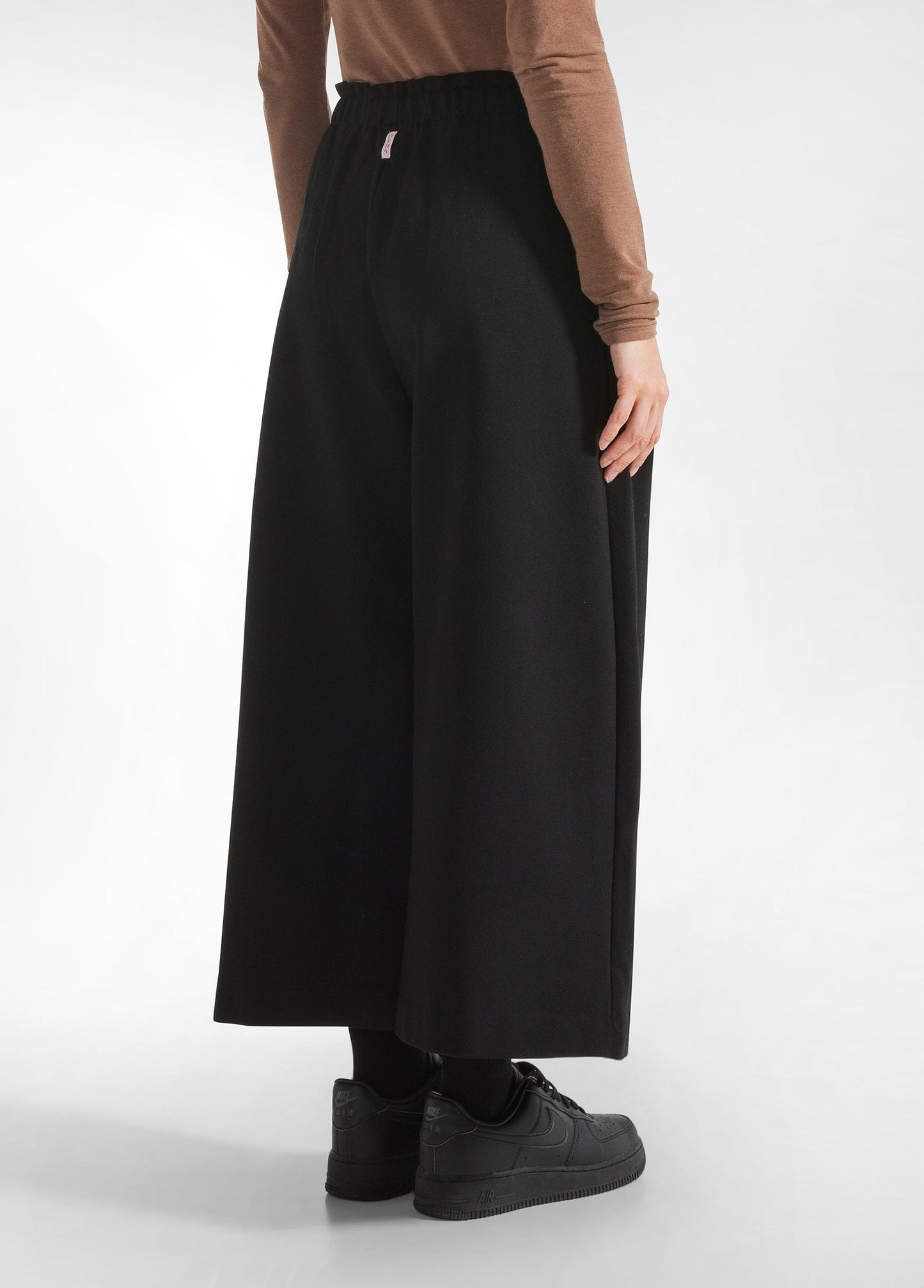 TEXTURE PLEATED CROP PANTS