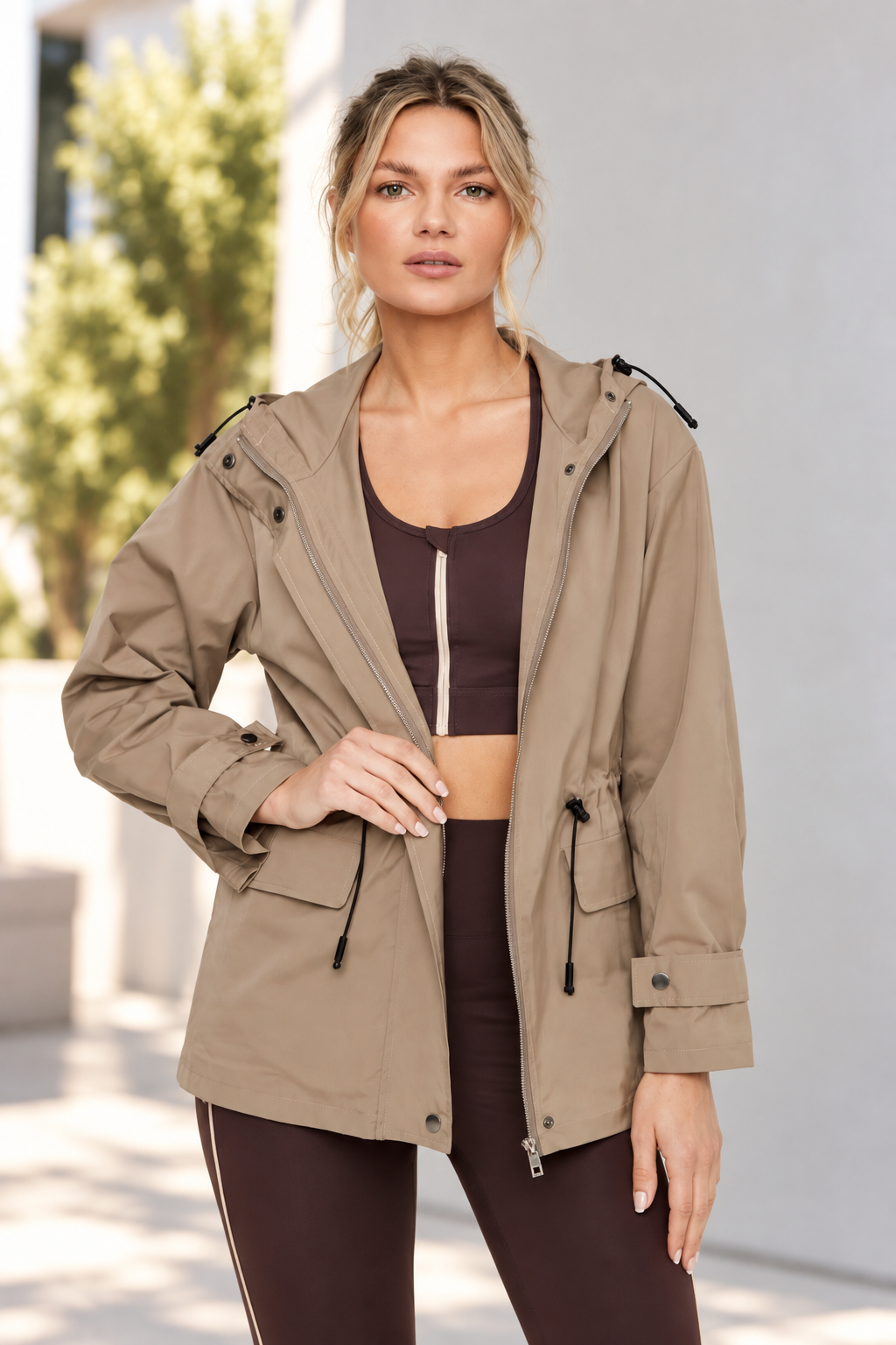 Parka beige ligera deportiva con capucha