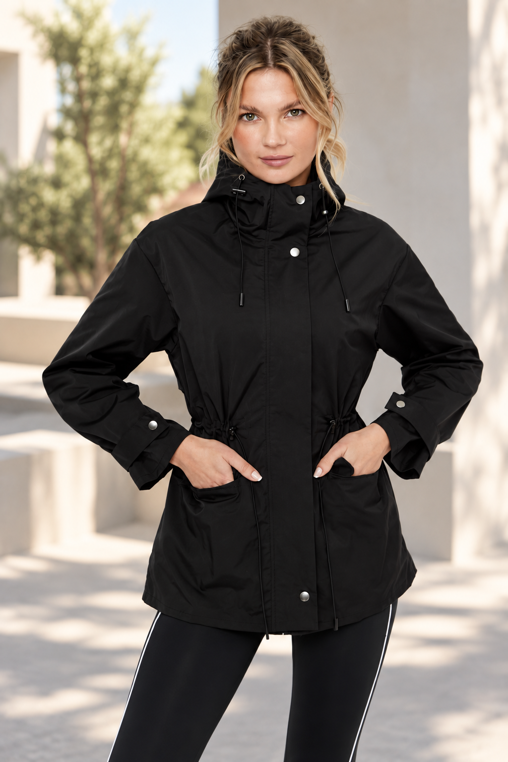 Parka negra ligera deportiva con capucha.