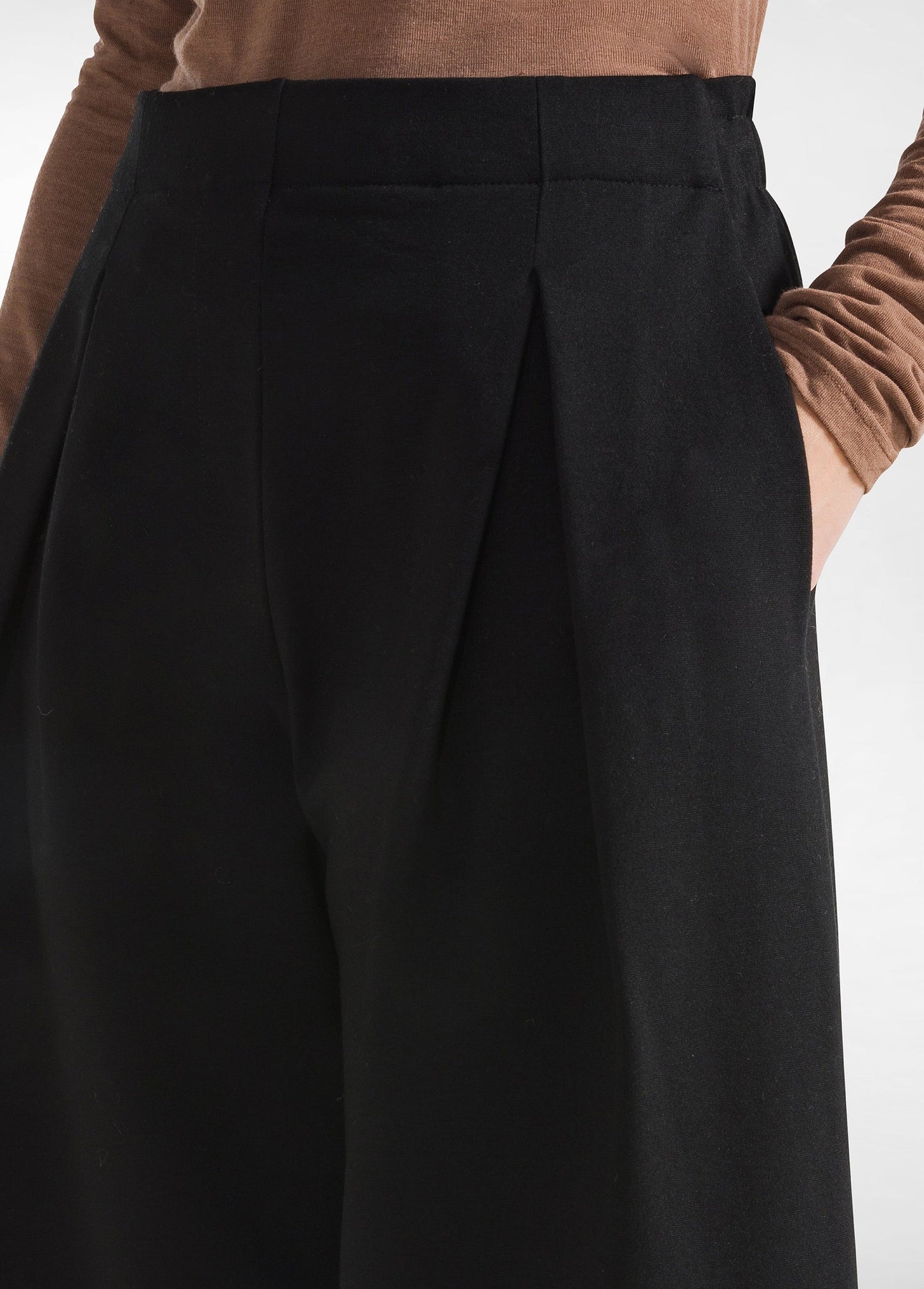 TEXTURE PLEATED CROP PANTS