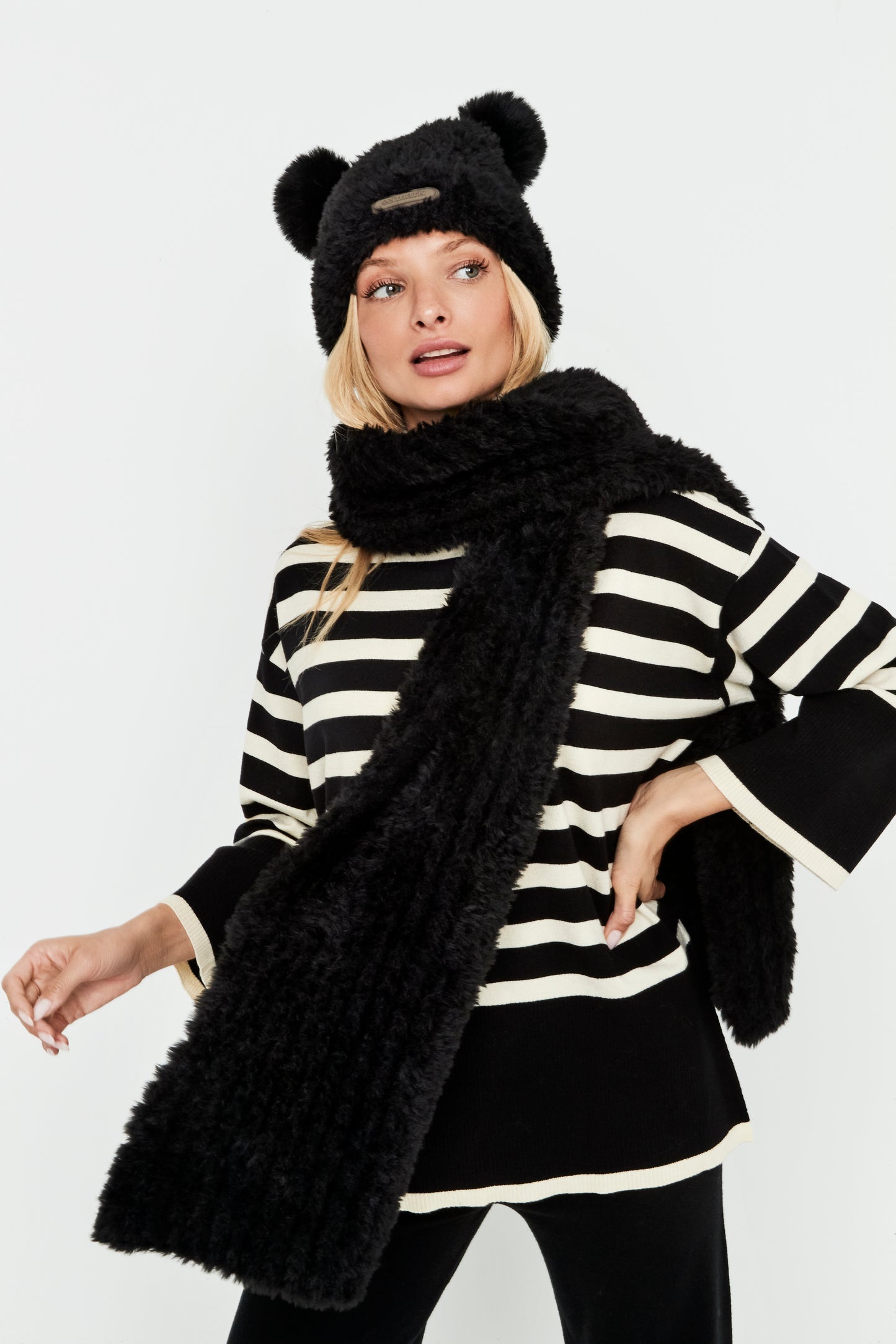 Set de Gorro y Bufanda con Pompones Negro