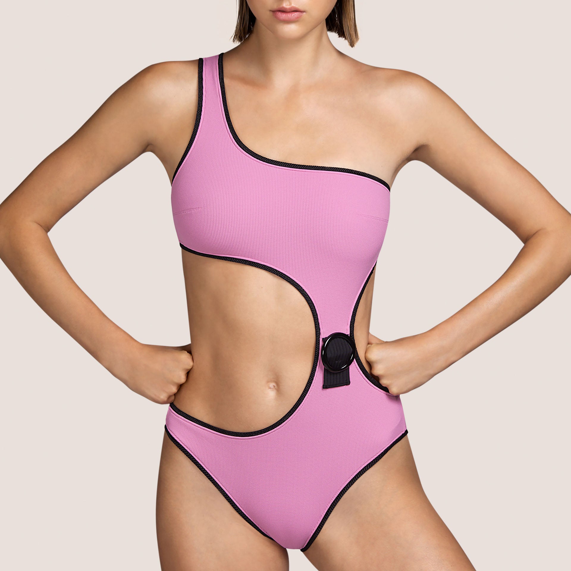 ANDRES SARDA trikini asimétrico con un solo tirante. Pink es un rosa chicle que contrasta con un ribete negro.