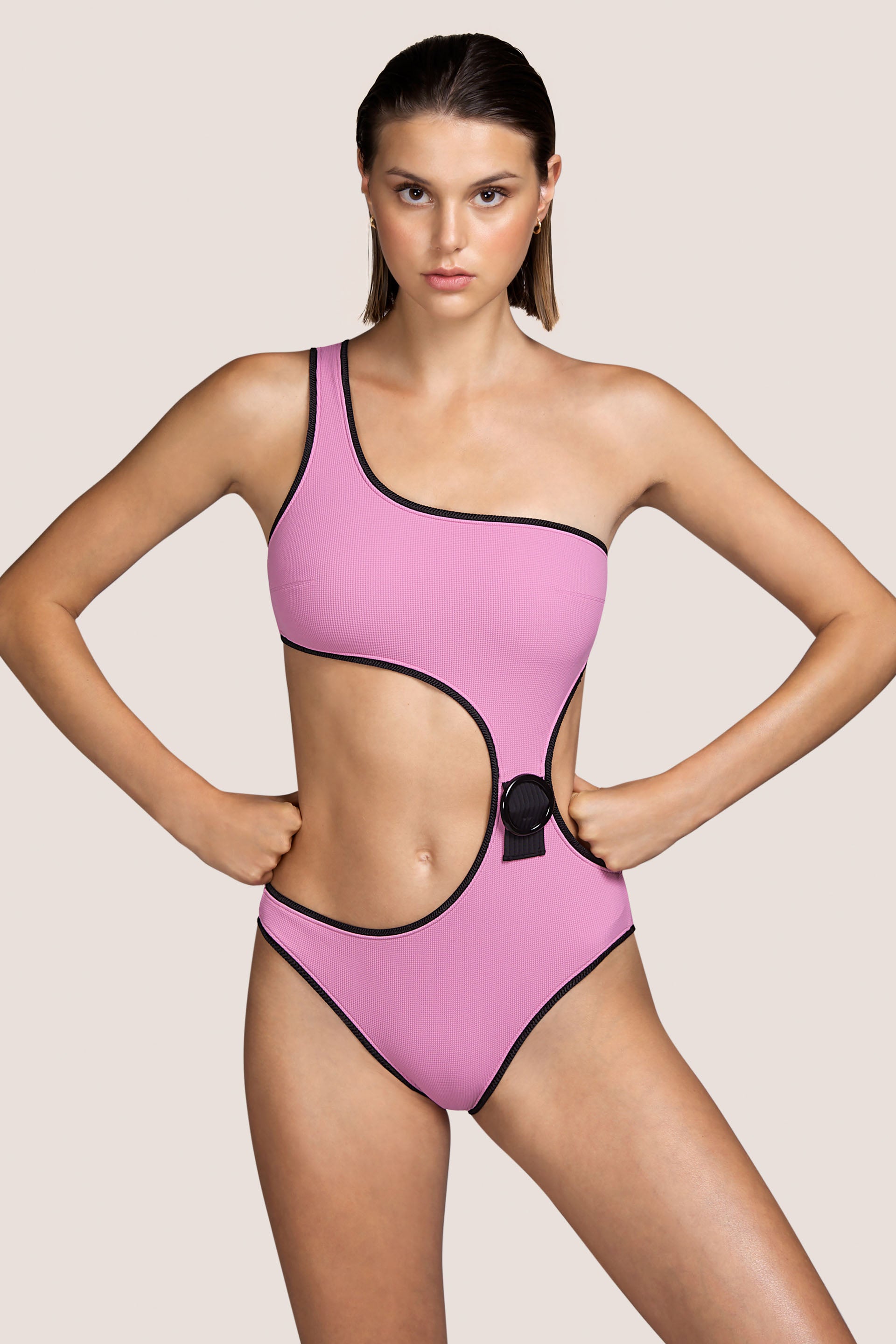 ANDRES SARDA trikini asimétrico con un solo tirante. Pink es un rosa chicle que contrasta con un ribete negro.